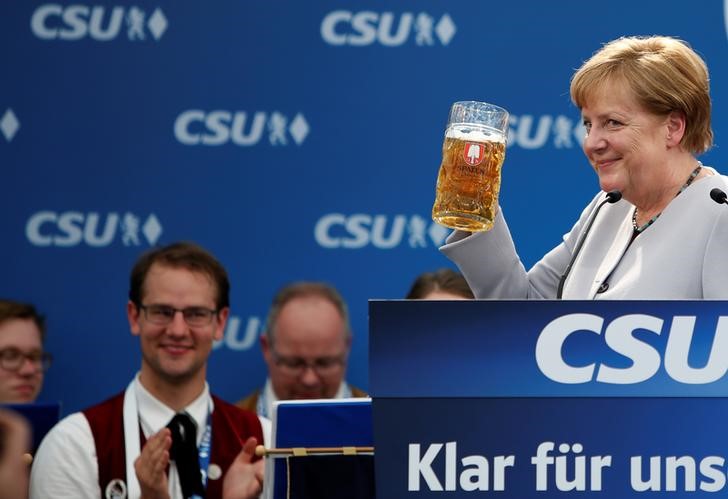 © Reuters. German Chancellor Merkel at Trudering festival in Munich