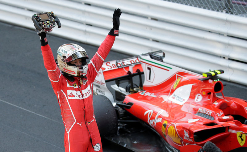 © Reuters. Vettel vuelve a dar un triunfo en Mónaco a Ferrari tras una larga espera
