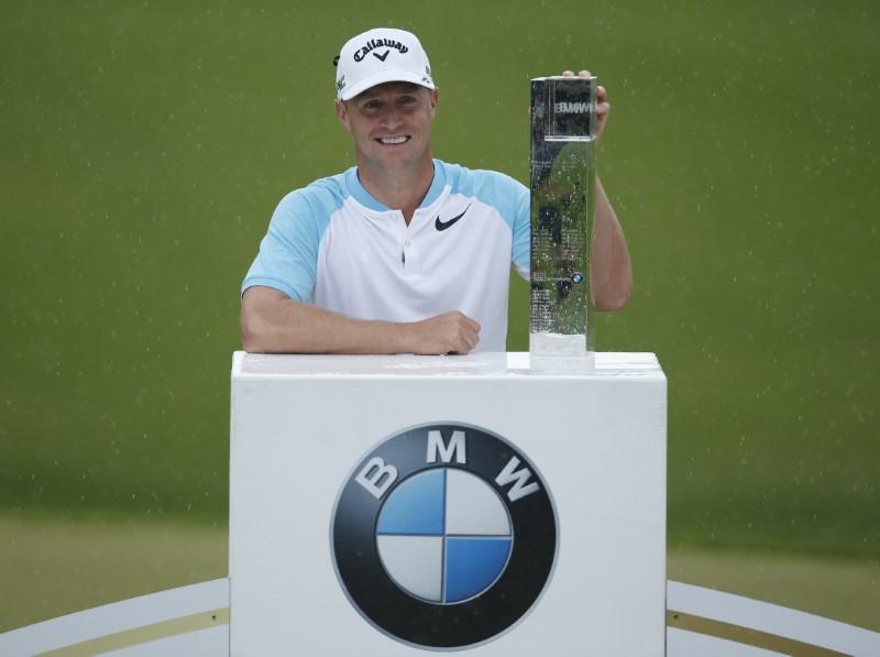 © Reuters. Sweden's Alex Noren celebrates winning the BMW PGA Championship with the trophy