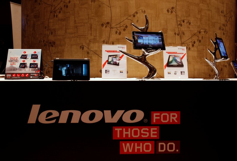 © Reuters. FILE PHOTO: Lenovo tablets and mobile phones are displayed during a news conference on the company's annual results in Hong Kong
