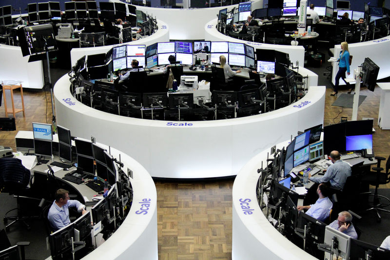 © Reuters. Traders work at the stock exchange in Frankfurt