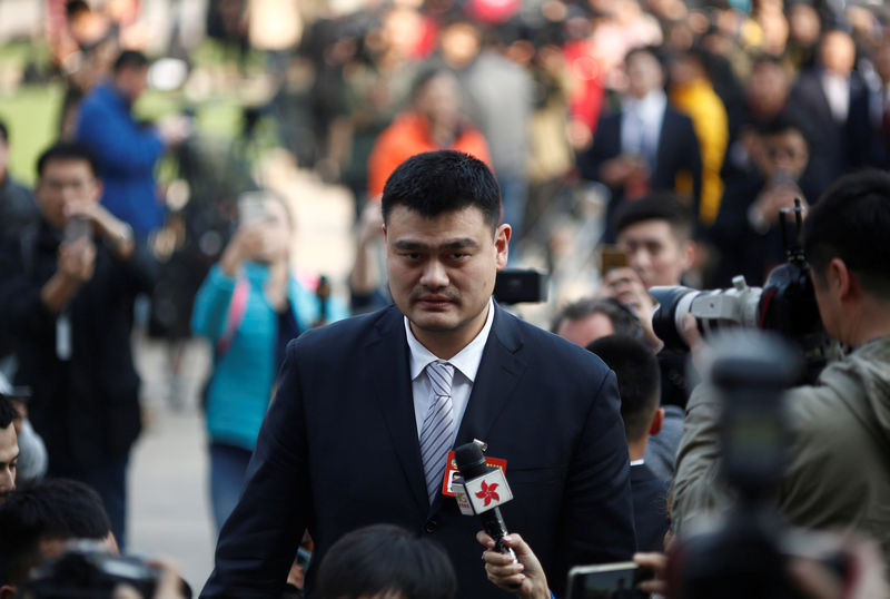 © Reuters. FILE PHOTO: Yao Ming, a delegate and a former NBA player arrives near the Great Hall of the People before the opening session of the Chinese People's Political Consultative Conference (CPPCC) in Beijing