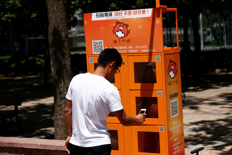 © Reuters. A man uses a court-side basketball vending machine at the Beijing Language and Culture University in Beijing