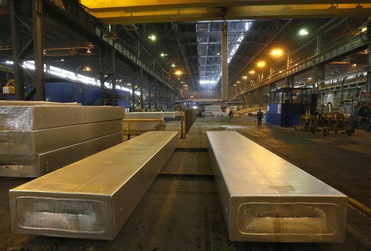 © Reuters. Giant 9-ton aluminium ingots are seen at Rusal Sayanogorsk aluminium smelter outside Sayanogorsk