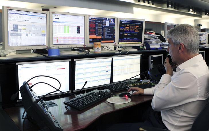 © Reuters. Un trader di UniCredit alla sua postazione di lavoro a Milano