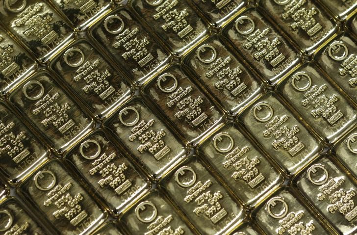 © Reuters. Gold bars are pictured at the GSA company's headquarters in Vienna