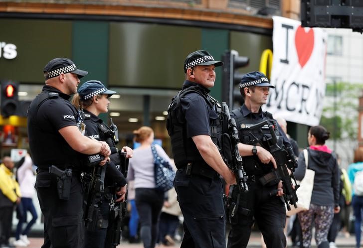 © Reuters. Policiais armados no centro de Manchester, no Reino Unido