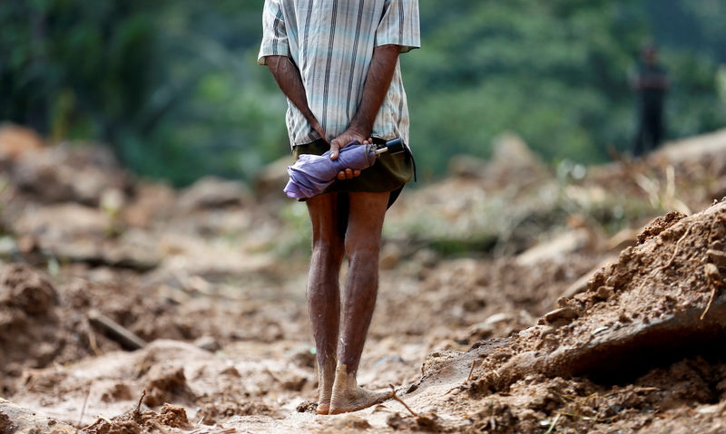 © Reuters. Homem observa deslizamentos de terra durante missão de resgate em Kalutara, no Sri Lanka