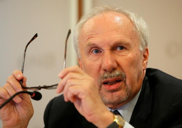 © Reuters. ECB Governing Council member Nowotny addresses a news conference in Vienna