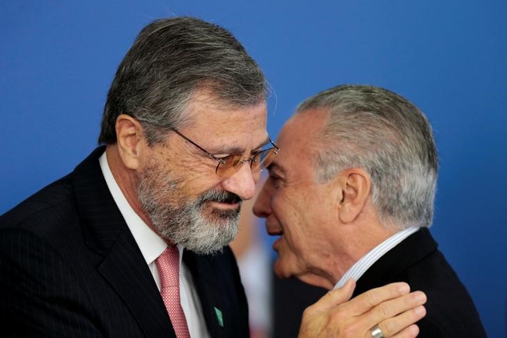 © Reuters. Novo ministro da Justiça, Torquato Jardim, e o presidente Michel Temer no Palácio do Planalto em Brasília