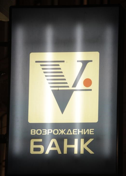 © Reuters. A board displaying the logo of the Vozrozhdeniye bank is seen in Moscow