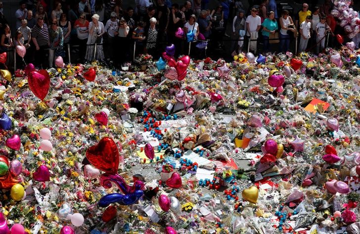 © Reuters. Homenagem às vítimas do ataque na Arena de Manchester, no Reino Unido