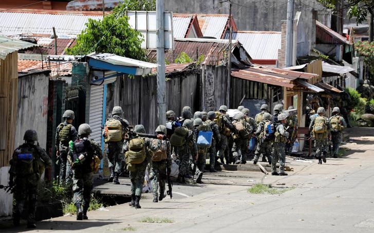 © Reuters. Forças armadas das Filipinas em combate com milícia Maute na cidade de Marawi