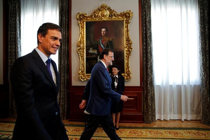 © Reuters. El nuevo líder socialista apoya a Rajoy en contra del referéndum catalán