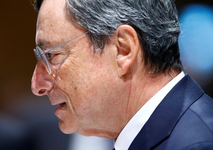 © Reuters. ECB President Draghi attends a ceremony to receive the Gold Medal of the Jean Monnet Foundation for Europe in Lausanne