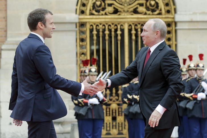 © Reuters. Presidente da França, Emmanuel Macron, recebe presidente da Rússia, Vladimir Putin, em Versalhes