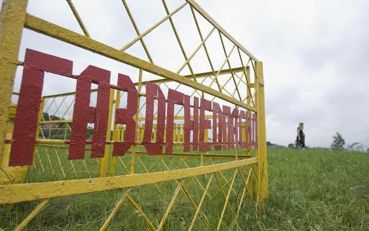© Reuters. A fence with a sign "Gas Fire Risk" around the valve in the gas pipe line is seen in the outskirts of Minsk