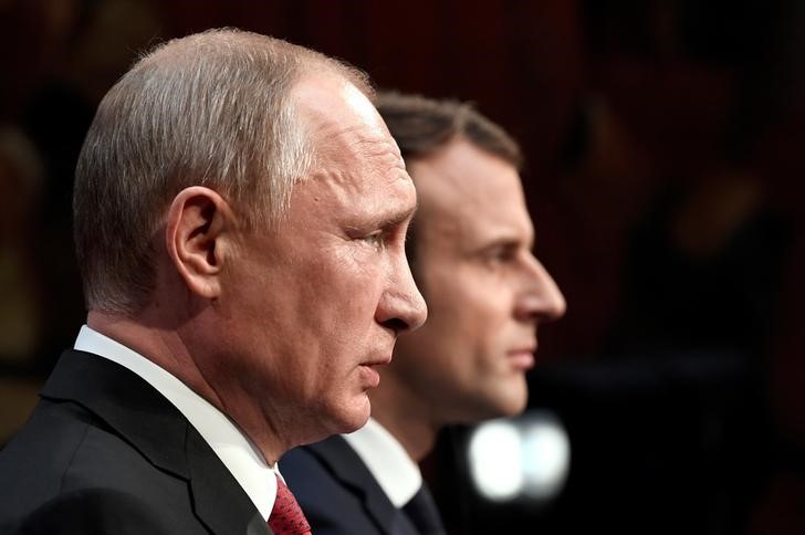 © Reuters. Presidentes da Rússia, Vladimir Putin, e da França, Emmanuel Macron, durante encontro em Versailles