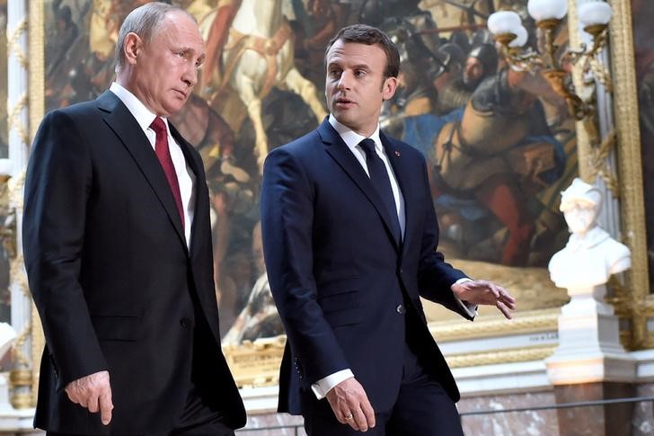 © Reuters. Macron conversa com Putin em Versalhes