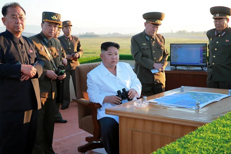 © Reuters. وكالة: الزعيم الكوري الشمالي أشرف على تجربة صاروخية بنظام توجيه جديد