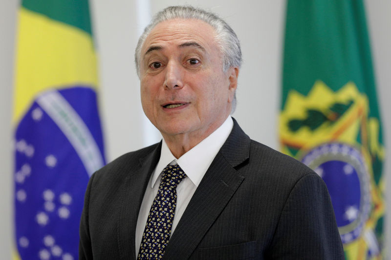 © Reuters. Brazil's President Michel Temer reacts during a meeting with representatives of the Brazilian Chamber of Construction Industry and businessmen, at the Planalto Palace in Brasilia