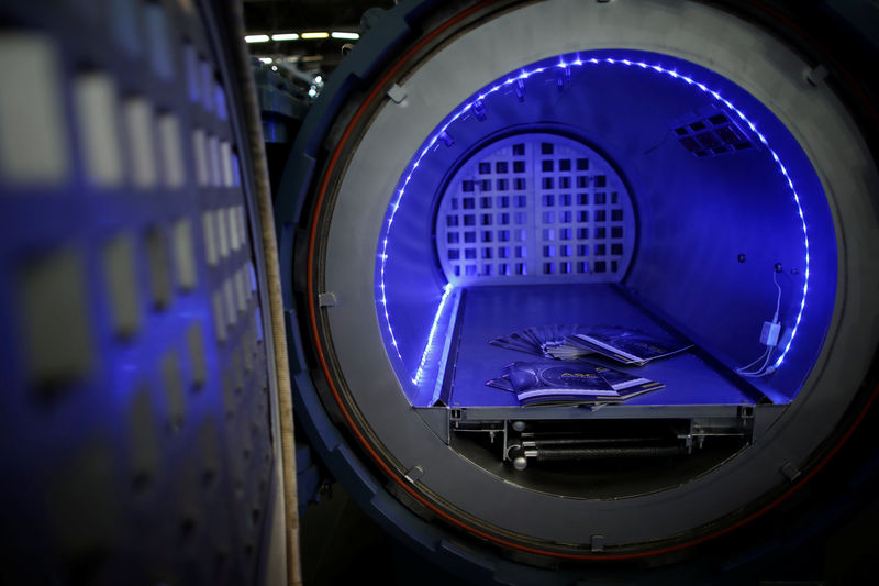 © Reuters. FILE PHOTO - An autoclave is displayed by California-based ASC Process Systems at the JEC World exhibition at Villepinte