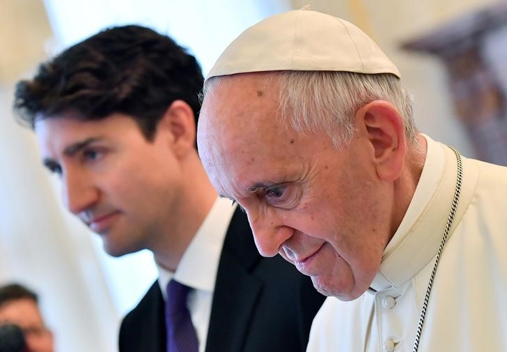 © Reuters. El primer ministro de Canadá invita al Papa para pedir disculpas a los aborígenes