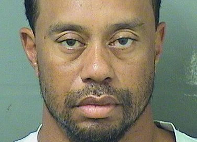 © Reuters. Tiger Woods, detenido por conducir bajo los efectos del alcohol, él culpa a medicinas