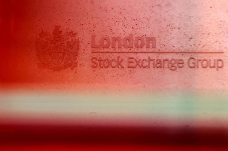 © Reuters. FILE PHOTO: A red London bus passes the Stock Exchange in London
