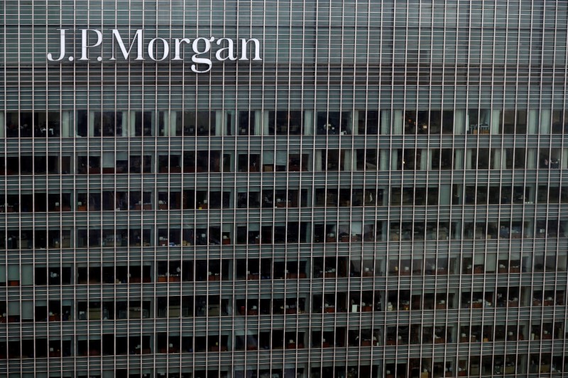 © Reuters. A J.P. Morgan building is seen at Canary Wharf in London