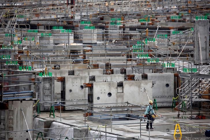 © Reuters. A worker walks at a construction site of New National Stadium for the Tokyo 2020 Olympics and Paralympics in Tokyo