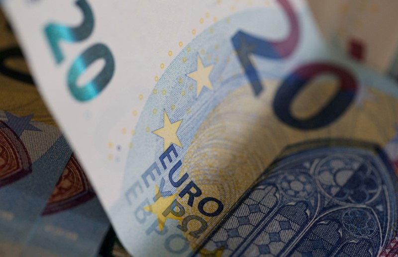 © Reuters. FILE PHOTO: 20 Euro banknotes are seen in a picture illustration