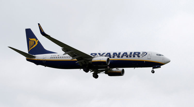 © Reuters. Ryanair logra un beneficio récord y promete nuevos recortes de tarifas