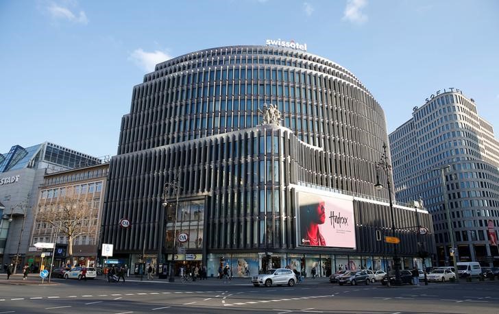 © Reuters. Swissotel hotel (L) and Sofitel hotel (R) are pictured at the Kurfuerstendamm boulevard in Berlin