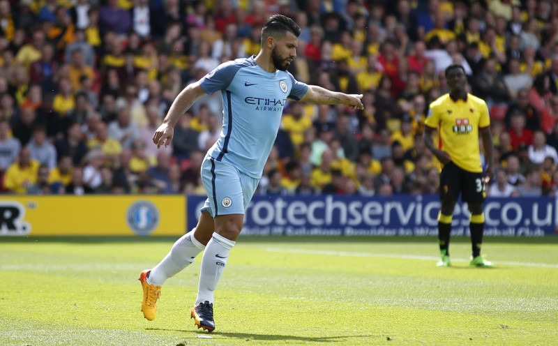 © Reuters. Manchester City's Sergio Aguero celebrates scoring their second goal