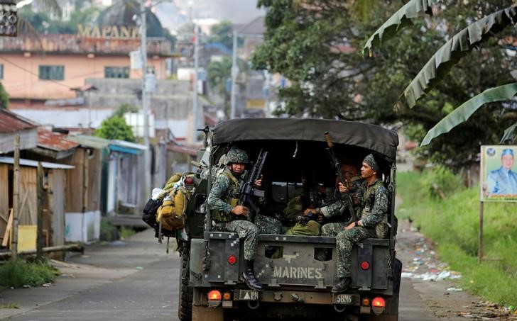 © Reuters. الفلبين تحث المتمردين الإسلاميين على الاستسلام بينما تدخل المعركة يومها الثامن