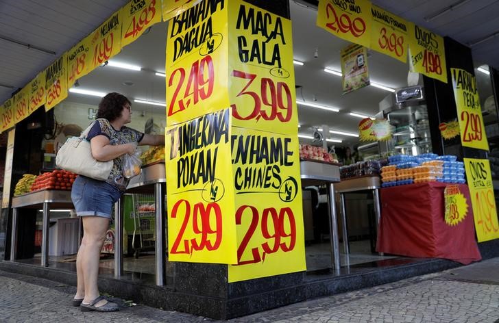 © Reuters. Consumidora compra frutas em um mercado no Rio de Janeiro