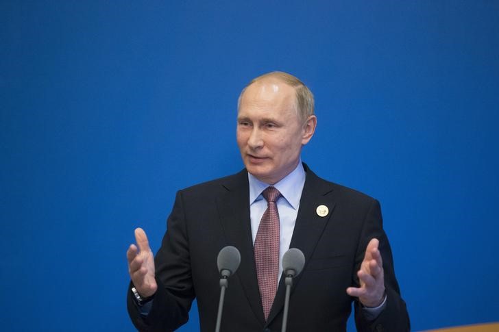 © Reuters. Владимир Путин разговаривает с журналистами