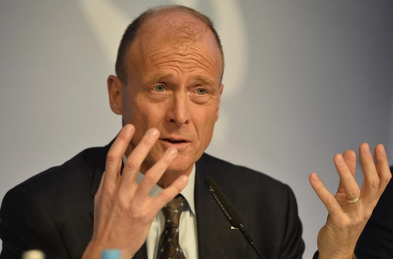 © Reuters. FLIE PHOTO: Airbus Group Chief Executive Tom Enders speaks during a news conference on the aerospace group's annual results, in London