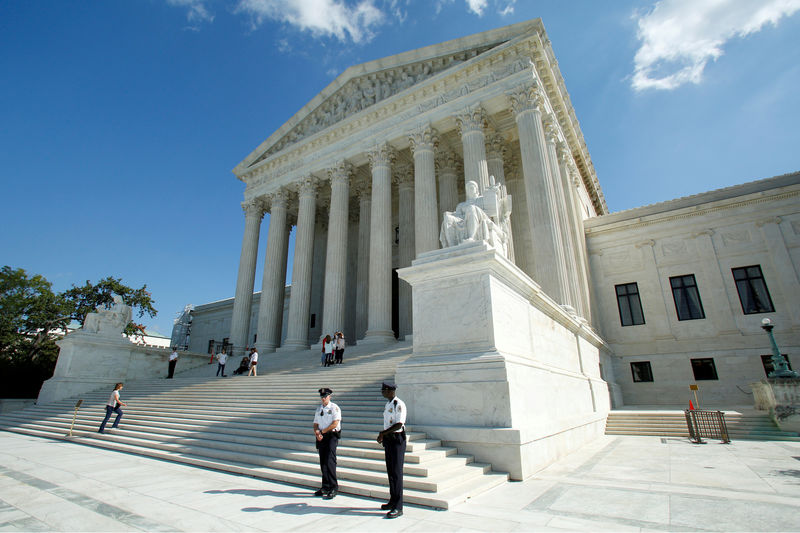 © Reuters. FILE PHOTO: U.S. Supreme Court is seen in Washington