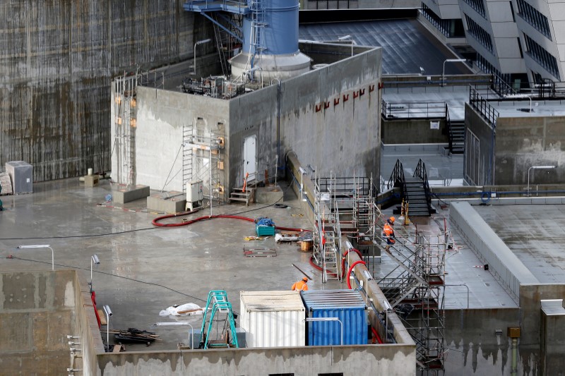 © Reuters. FLAMANVILLE: L'ASN RENDRA SA DÉCISION SUR LA CUVE DÉBUT JUILLET