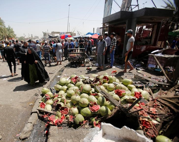 © Reuters. Dos coches bomba causan 23 muertos en el centro de Bagdad en pleno Ramadán