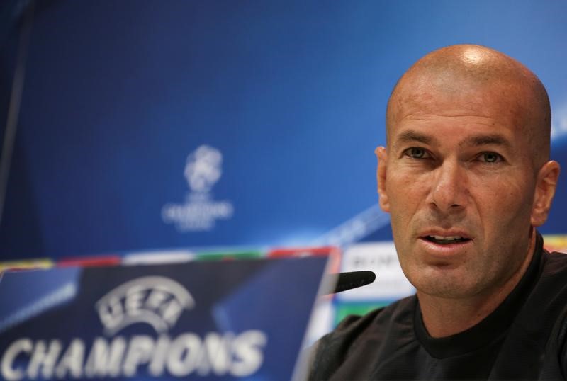 © Reuters. Zidane no se dejará influir por el debate entre Bale e Isco