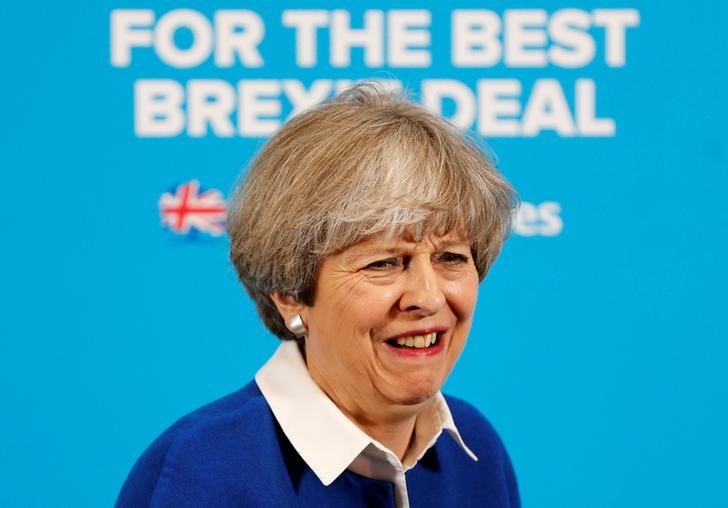 © Reuters. Una canción contra Theresa May lidera las listas antes de las elecciones