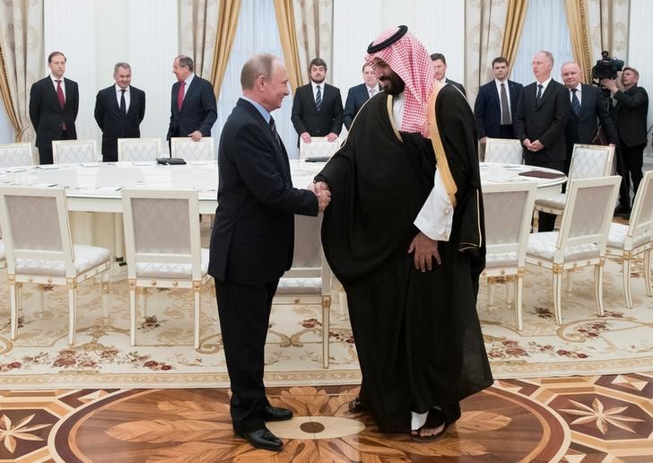 © Reuters. Putin cumprimenta ministro saudita bin Salman no Kremlin