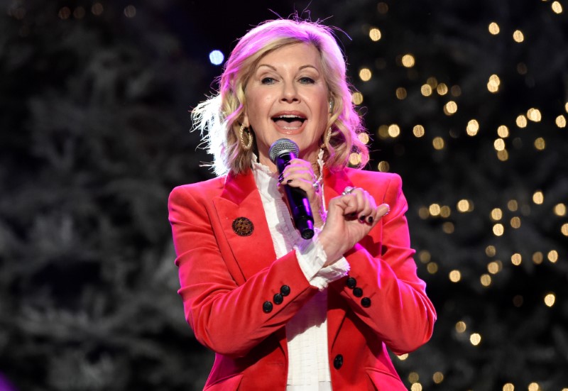 © Reuters. Olivia Newton-John durante show de Natal em Los Angeles