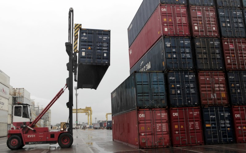 © Reuters. File photo: Workers load containers onto trucks from a cargo ship at a port in Jaragua do Sul, Santa Catarina state, Brazil