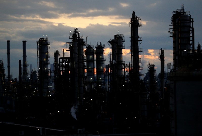 © Reuters. Steam is emitted from factories at sunset in Keihin industrial zone in Kawasaki