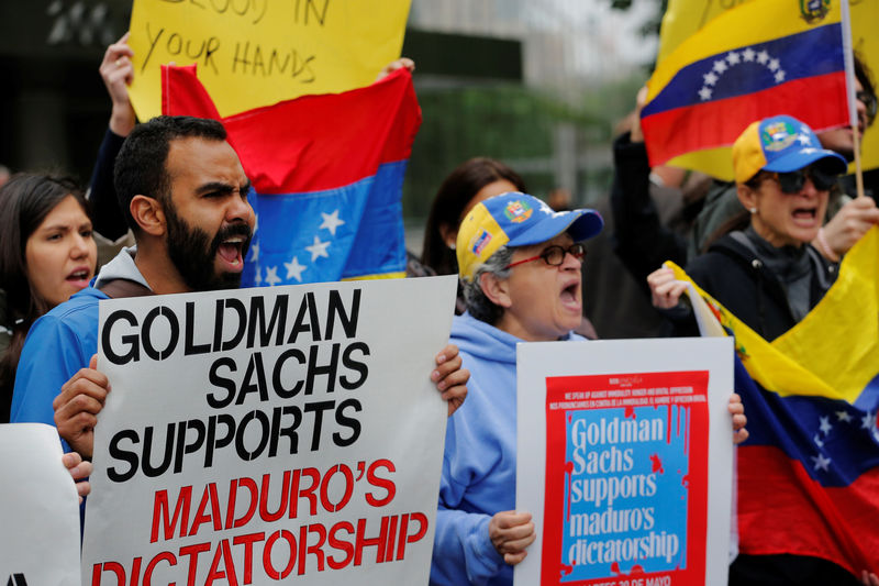 © Reuters. Manifestantes protestan fuera de la sede de Goldman Sachs en Nueva York, Estados Unidos.