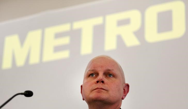 © Reuters. Koch, chief executive of German retailer Metro, addresses a news conference in Duesseldorf